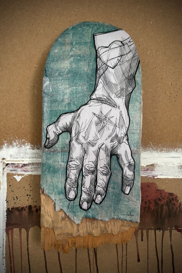 Original « hands on table»